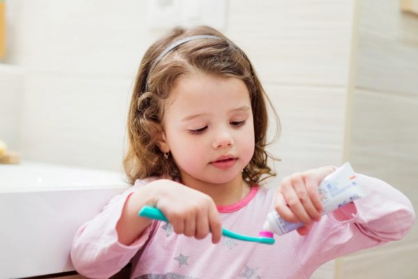 01. Fluorosis - Nena lavandose los dientes