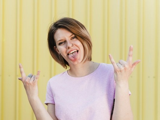 Mujer mostrando piercing en la lengua