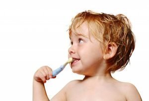 Dientes de leche - Niño cepillándose los dientes