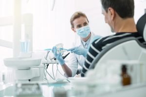 Diente astillado - Odontólogo y paciente