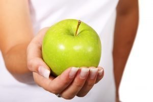 Mitos sobre salud dental - Manzana verde