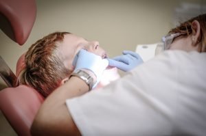Mitos sobre salud dental - Niño en consultorio