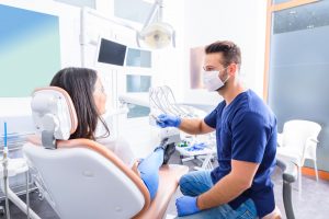 Mitos sobre salud dental - Dentista en consultorio