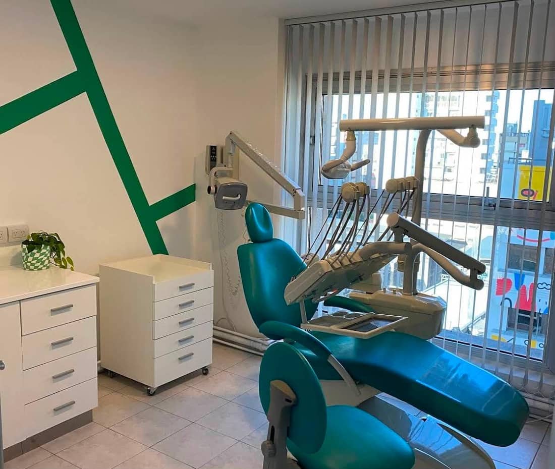 Sillón y equipo dental del consultorio en Nueva Córdoba