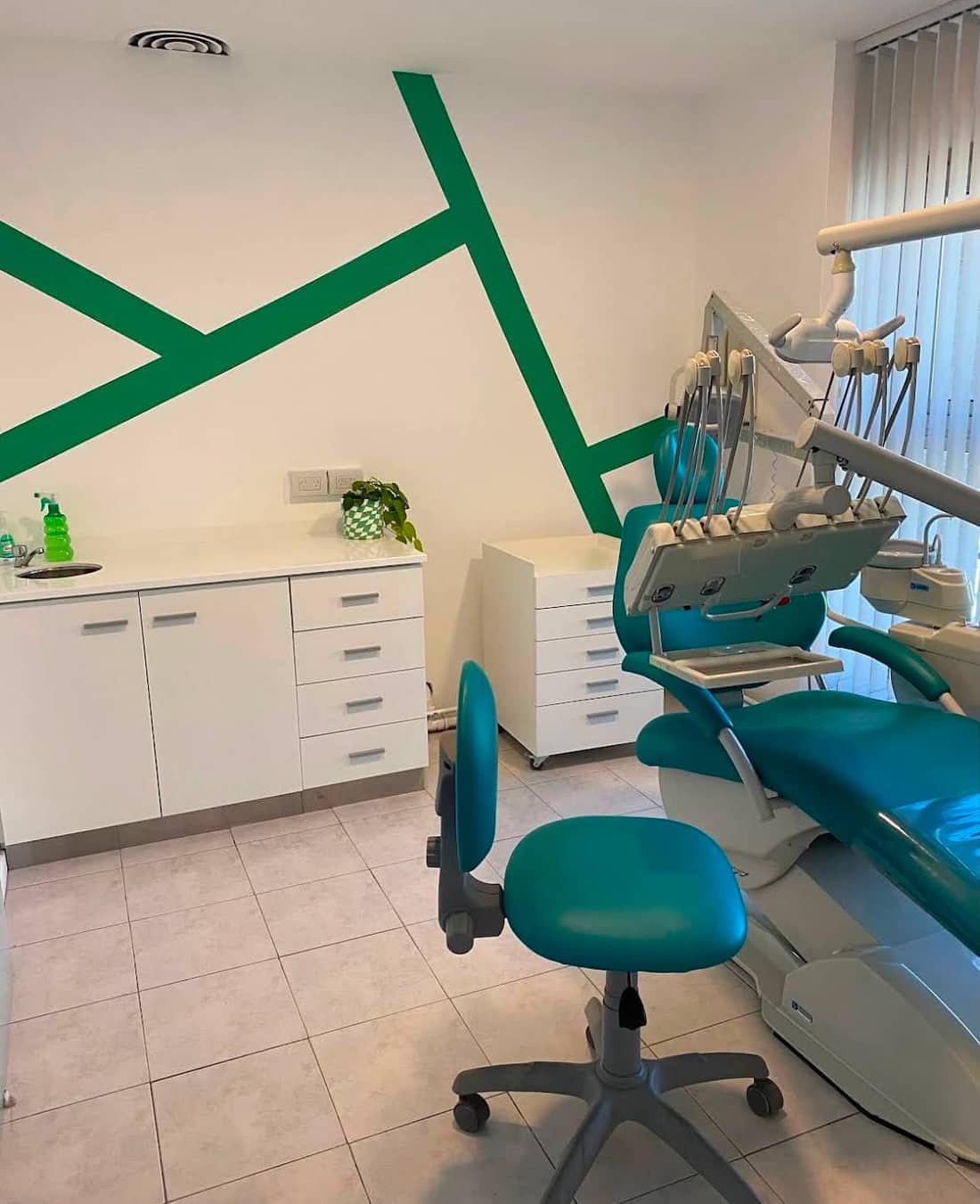 Consultorio odontológico con equipo dental en Nueva Córdoba